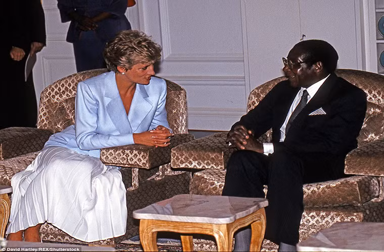 Tổng thống Mugabe trao đổi với Công nương Diana khi Công nương đến thăm Zimbabwe vào năm 1993. Ảnh: Daily Mail.