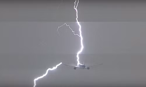 Kinh hoang set danh trung may bay cho khach giua khong trung