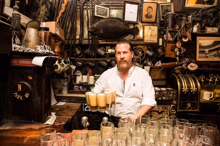 Gregory de la Haba – một người phục vụ quầy bar tại McSorley's Old Ale House