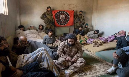 Kinh ngac biet doi "tho san IS" bat song 250 tay sung IS-Hinh-3