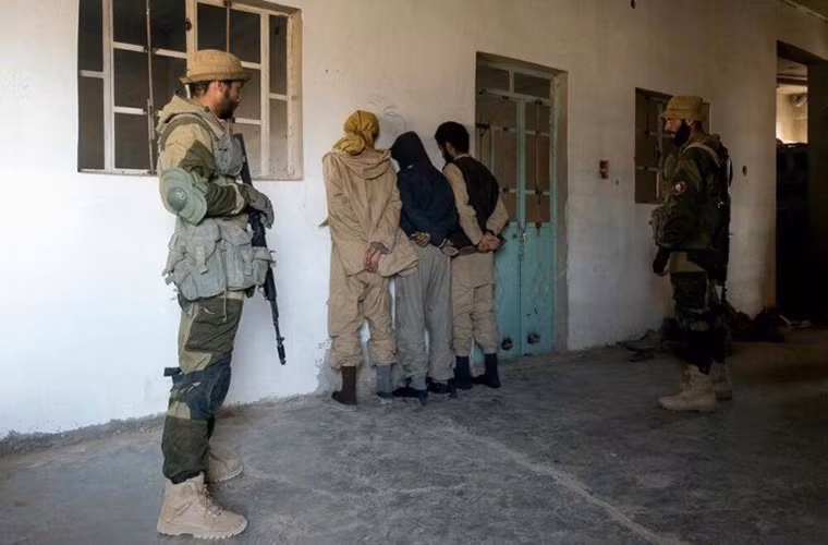 Kinh ngac biet doi "tho san IS" bat song 250 tay sung IS-Hinh-5