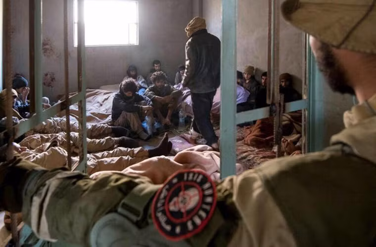 Kinh ngac biet doi "tho san IS" bat song 250 tay sung IS