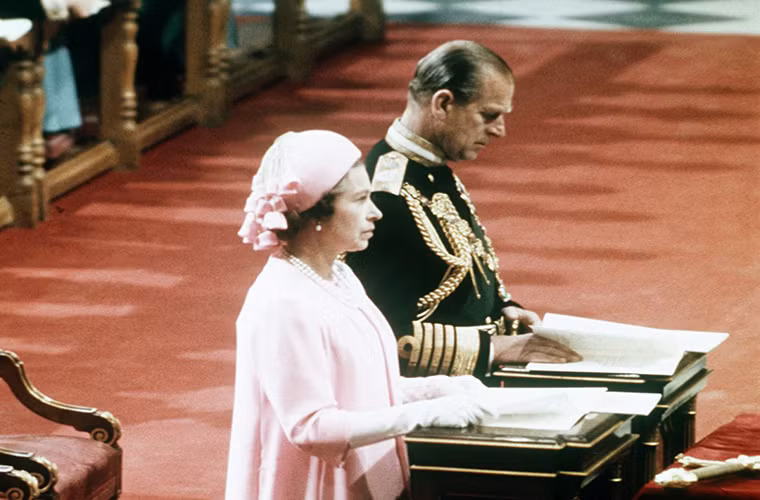 Năm 1977 đánh dấu 25 năm lên ngôi của Nữ hoàng Elizabeth II. Có thể thấy, Hoàng thân Philip luôn bên cạnh bà trong mọi sự kiện, vượt qua những ngày tháng khó khăn, đau buồn hay tận hưởng giây phút hạnh phúc. Ảnh: AP.