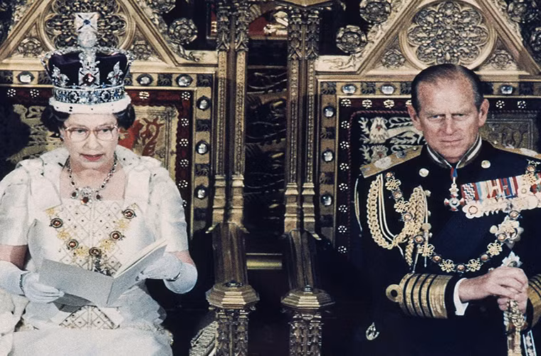 Nữ hoàng Elizabeth II phát biểu trước Quốc hội năm 1986 trong khi Hoàng thân Philip ngồi cạnh. Ảnh: AP. 