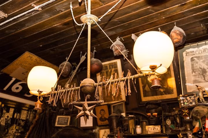 Những chiếc chạc xương đòn của gia cầm “nằm vắt vẻo” trên giá đèn treo