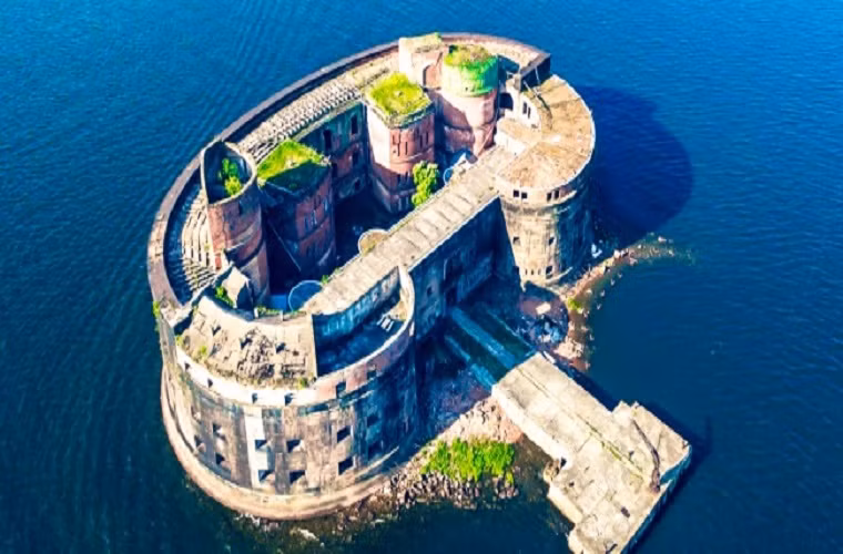 Thị trấn Kronstad ở Nga thu hút rất đông du khách nhờ những pháo đài cổ được xây dựng với mục đích phòng thủ. Tuy nhiên, hiện giờ, hầu hết các pháo đài đã bị đóng cửa do chúng không an toàn cho du khách. Ảnh: Brightside.