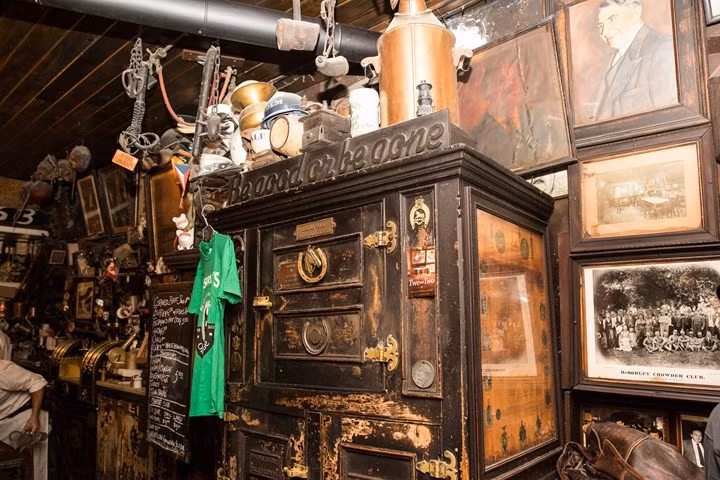 Những kỷ vật qua các thời kỳ phát triển của quán được lưu giữ ngay trên tường.