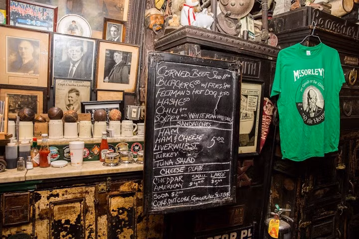 Thực đơn thay đổi theo ngày tại quán bar.