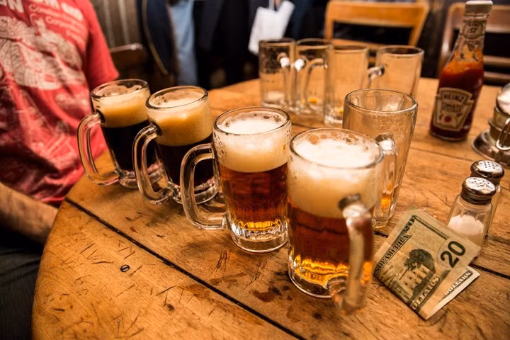 Chỉ có 2 loại bia được phục vụ tại McSorley’s, vì vậy mà việc gọi đồ uống rất đơn giản.