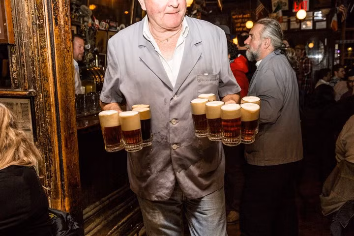 Phục vụ bàn ở quán bar này cũng rất nhanh nhẹn, chỉ trong nháy mắt, đồ uống đã được đặt trước mặt khách.