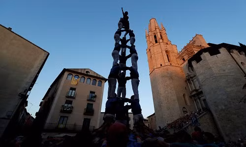 Ngoan muc cuoc thi xay thap nguoi o Catalonia-Hinh-2