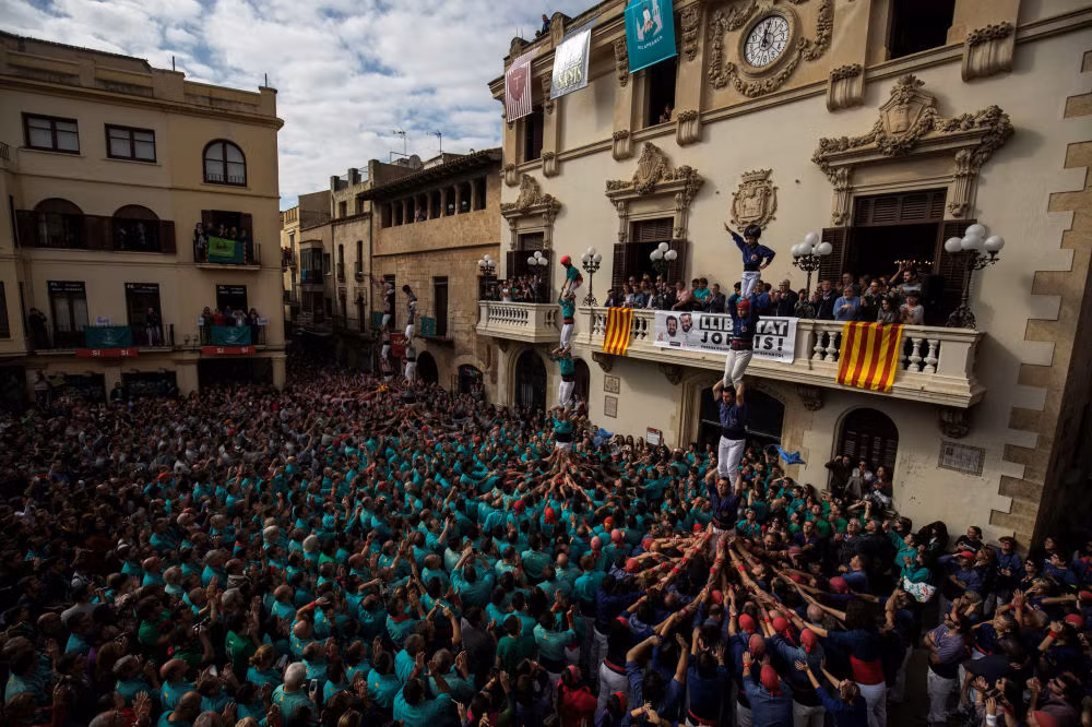 Ngoan muc cuoc thi xay thap nguoi o Catalonia-Hinh-4