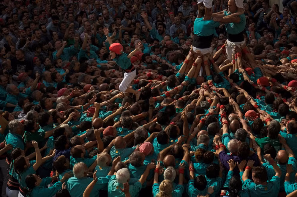 Ngoan muc cuoc thi xay thap nguoi o Catalonia