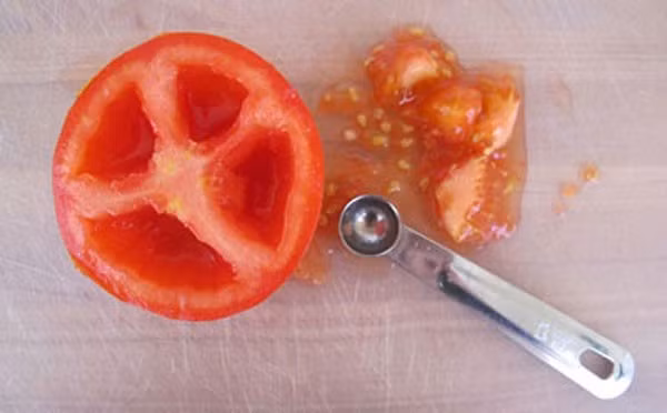 Theo các chuyên gia ẩm thực, hạt cà chua sẽ giúp món ăn có hương vị phong phú hơn nếu xay cà chua để cho vào món súp hoặc nước sốt.