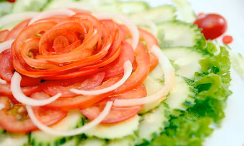 Tuy nhiên, với các món salad, trứng rán hay thịt hầm...bạn cần loại bỏ hết hạt. Bởi hạt cà chua chính là thủ phạm khiến món ăn bị chảy nước, mất ngon.