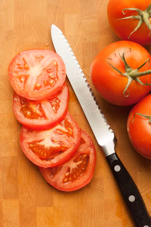Dùng lưỡi dao phẳng cắt cà chua là thói quen khiến cà chua dễ bị chảy nước ra ngoài. Thay vào đó hãy lựa chọn loại cao thiết kế răng cưa, giúp cắt cà chua nhanh hơn.
