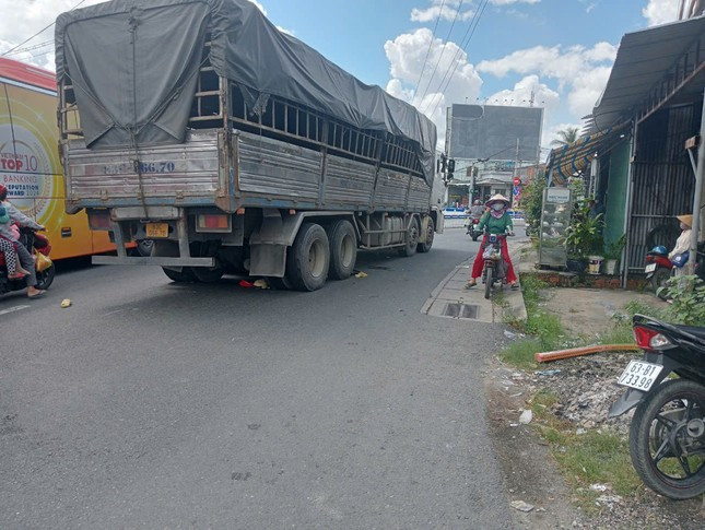 Xe tai va cham xe may, 2 nguoi tu vong thuong tam o Tien Giang