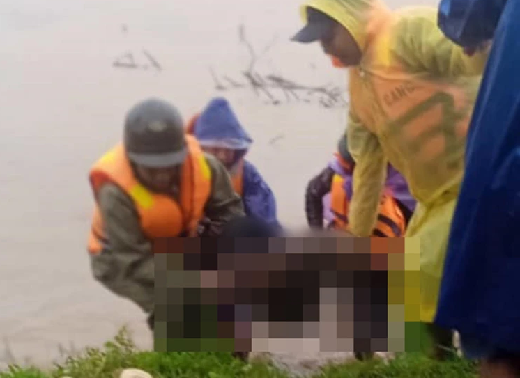 Tìm thấy thi thể nam thanh niên xung kích bị nước lũ cuốn trôi Tim thay thi the nam thanh nien xung kich bi nuoc lu cuon troi