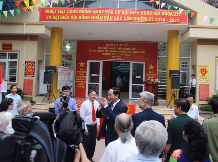 Đúng 6h45 phút sáng nay, Chủ tịch nước Trần Đại Quang cùng phu nhân đã có mặt tại điểm bỏ phiếu số 8 tại phường Nhân Chính - quận Thanh Xuân - Hà Nội. Sau bài phát biểu của Chủ tịch nước, tổ bầu cử bắt đầu kiểm hòm phiếu lần cuối để bắt đầu cho đoàn bỏ phiếu đầu tiên.