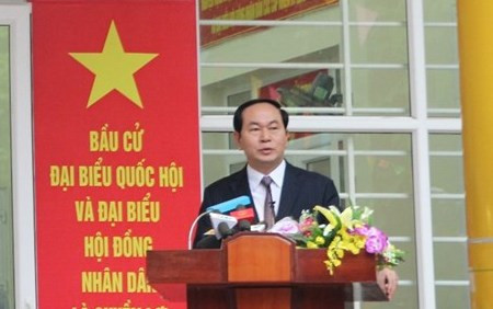 Phát biểu tại điểm bỏ phiếu, Chủ tịch nước nêu rõ cuộc bầu cử Quốc hội và Hội đồng nhân dân các cấp lần này là sự kiện trọng đại trong đời sống của nhân dân. "Tôi đề nghị đồng bào, đồng chí hãy nâng cao tinh thần trách nhiệm, quyền làm chủ tập thể của mình, sáng suốt lựa chọn những người đủ đức, đủ tài bầu vào QH và HĐND các cấp tham gia cùng Đảng, Nhà nước thực hiện thắng lợi Nghị quyết Đại hội Đảng toàn quốc lần thứ XII cũng như ĐH Đảng các cấp....", Chủ tịch nước nói.