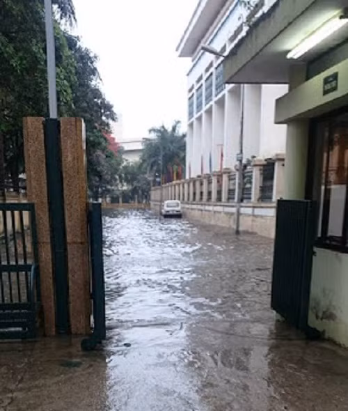 Canh cac truong DH o Ha Noi thanh bien nuoc vi ngap lut-Hinh-11