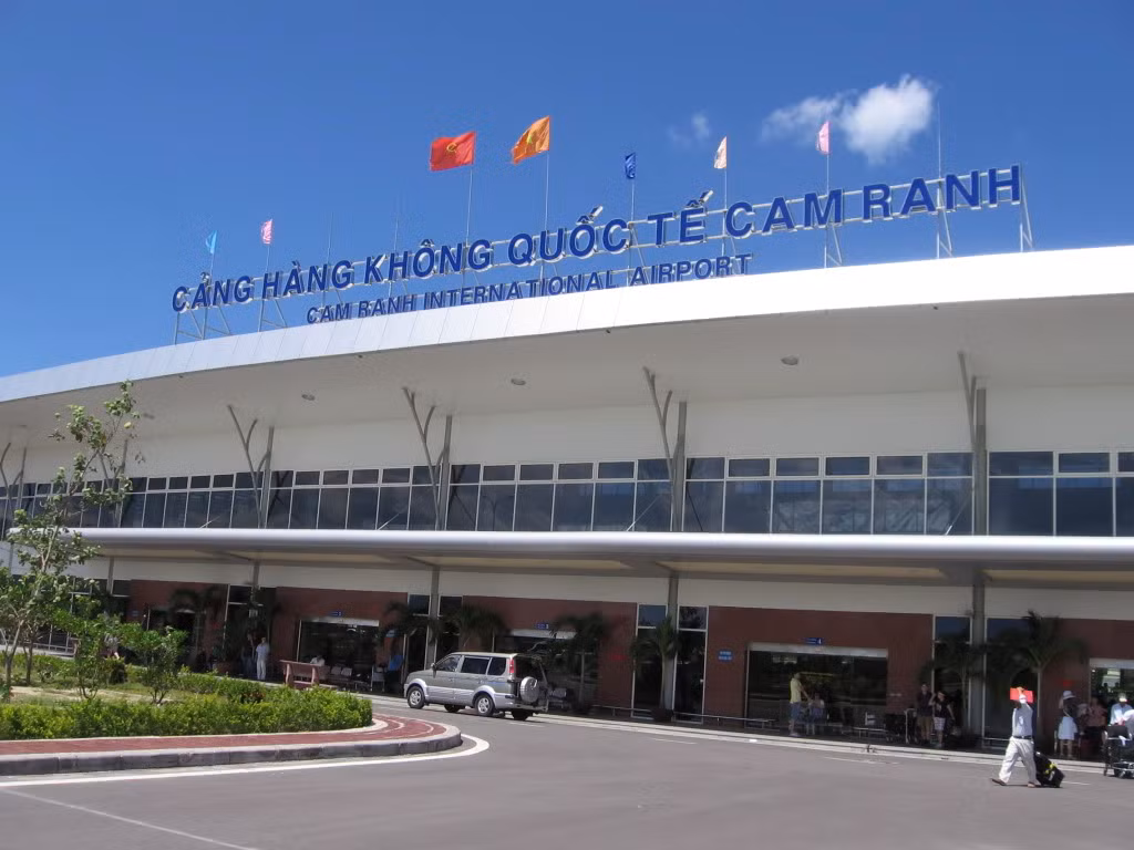 Danh hanh khach, nhan vien hang khong bi dinh chi cong tac