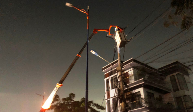 Nhiều nhân viên thuộc các đơn vị viễn thông, truyền hình cáp, internet… cũng đã đến hiện trường để phối hợp xử lý.