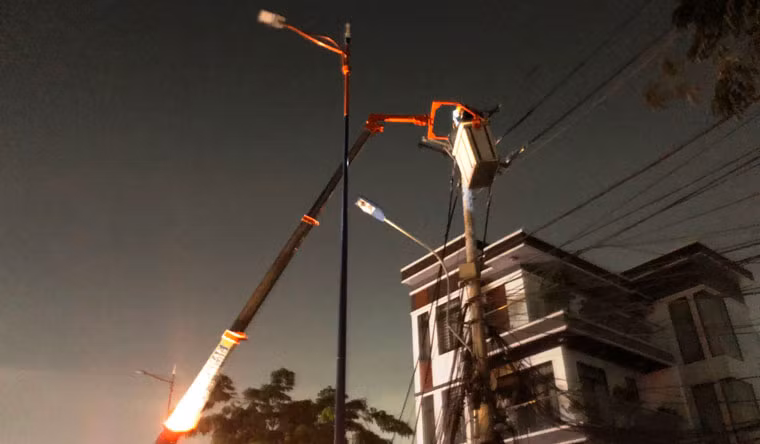 Nhiều nhân viên thuộc các đơn vị viễn thông, truyền hình cáp, internet… cũng đã đến hiện trường để phối hợp xử lý.