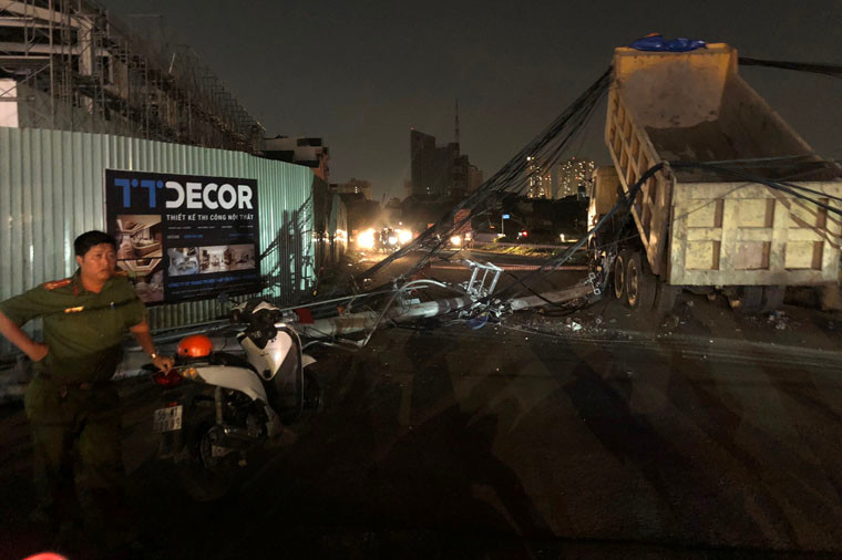 Ngay khi xảy ra vụ việc, lực lượng Công an, bảo vệ dân phố phường An Phú nhanh chóng có mặt phong tỏa hiện trường. Tổ xử lý tai nạn thuộc Đội CSGT Công an quận 2, Thanh tra Giao thông số 5 (Sở GTVT TP HCM) cũng đã có mặt để phối hợp xử lý. 