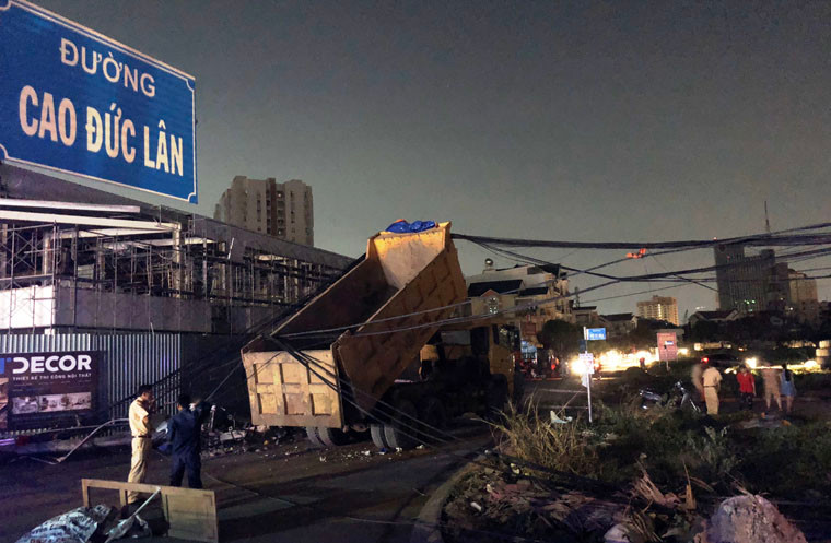Theo thông tin ban đầu, khoảng 18h30 tối cùng ngày, chiếc xe ben loại 15 tấn do tài xế Phạm Tuấn Lợi điều khiển, lưu thông từ đường Lương Định Của vào KĐT An Phú. Khi vừa qua giao lộ với đường Cao Đức Lân thì thùng xe chưa được hạ đã vướng vào hệ thống dây cáp viễn thông (điện thoại), truyền hình cáp, internet…