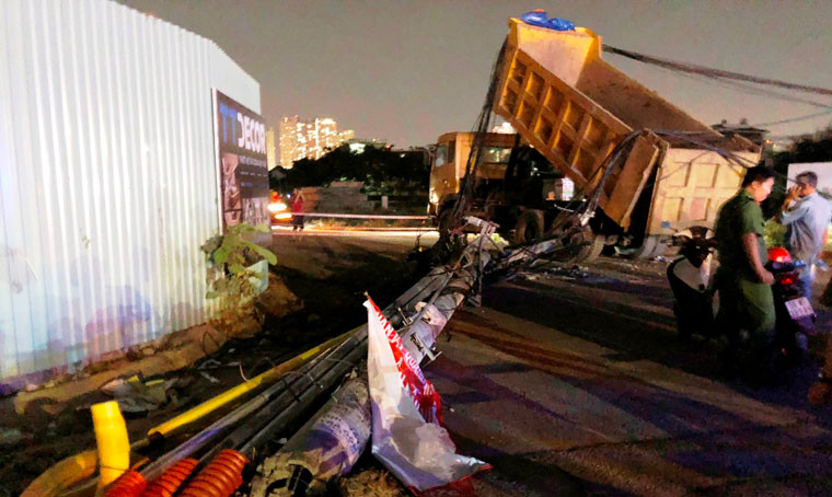 Tại hiện trường, trụ điện trung thế cùng nhiều bó cáp, dây diện bị kéo đổ nằm ngổn ngang dưới đường cũng như vướng vào thùng chiếc xe tải. Tài xế Lợi đã được đưa về trụ sở để làm việc với cơ quan công an nhằm làm rõ nguyên nhân cũng như hướng xử lý vụ việc.