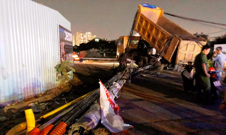 Tại hiện trường, trụ điện trung thế cùng nhiều bó cáp, dây diện bị kéo đổ nằm ngổn ngang dưới đường cũng như vướng vào thùng chiếc xe tải. Tài xế Lợi đã được đưa về trụ sở để làm việc với cơ quan công an nhằm làm rõ nguyên nhân cũng như hướng xử lý vụ việc.