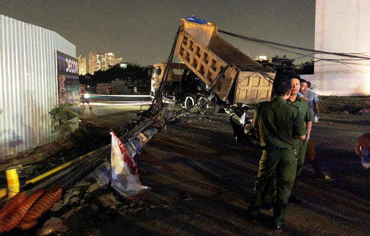 Điện lực Thủ Thiêm cũng kịp thời huy động nhân viên đến hiện trường để khắc phục sự cố nhằm hạn chế thấp nhất việc mất điện gây ảnh hưởng đến sinh hoạt của người dân trong thời tiết nóng bức...