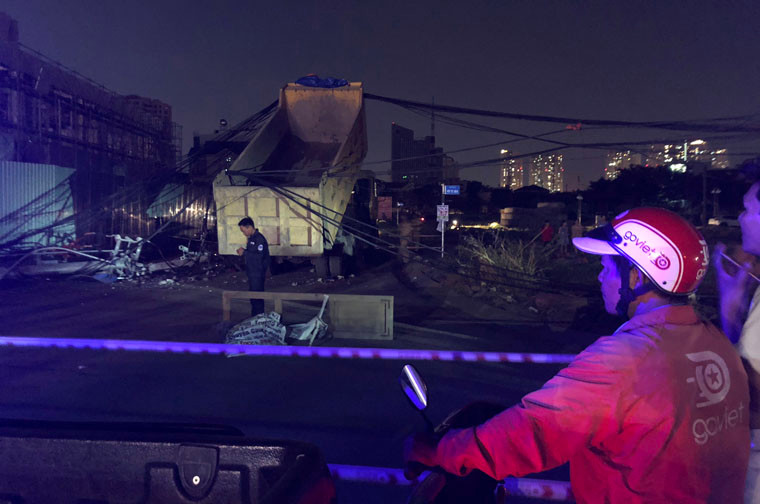 Đến gần 22h khuya 24/4, nhiều lực lượng thuộc Điện lực Thủ Thiêm (Tổng Công ty Điện lực TP HCM), các đơn vị cung cấp dịch vụ internet, truyền hình cáp, điện thoại… vẫn đang phối hợp khắc phục sự cố trụ điện trung thế bị xe tải 15 tấn kéo ngã tại giao lộ Lương Định Của – Cao Đức Lân (phường An Phú, quận 2).