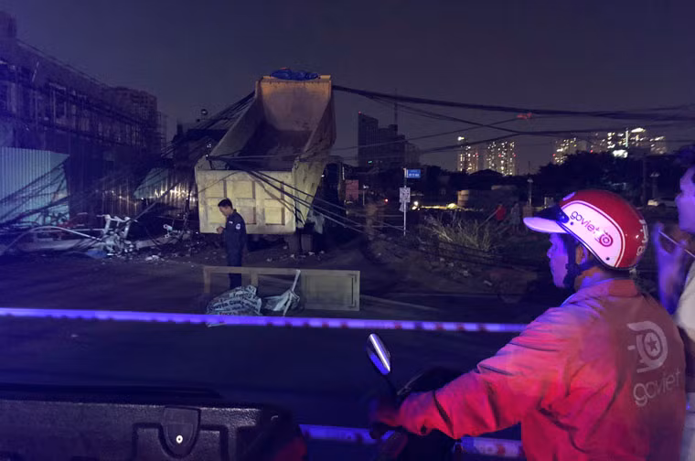 Đến gần 22h khuya 24/4, nhiều lực lượng thuộc Điện lực Thủ Thiêm (Tổng Công ty Điện lực TP HCM), các đơn vị cung cấp dịch vụ internet, truyền hình cáp, điện thoại… vẫn đang phối hợp khắc phục sự cố trụ điện trung thế bị xe tải 15 tấn kéo ngã tại giao lộ Lương Định Của – Cao Đức Lân (phường An Phú, quận 2).