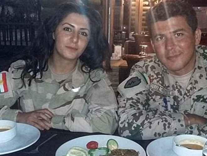 Palani bất lực nhìn cảnh đồng đội người Thụy Điển hy sinh, máu anh bắn lên đồng phục mới cô đang mặc. Tại chiến trường, Palani làm nhiệm vụ của một lính bắn tỉa. Cô cũng huấn luyện các chiến binh trẻ kỹ năng tham chiến.