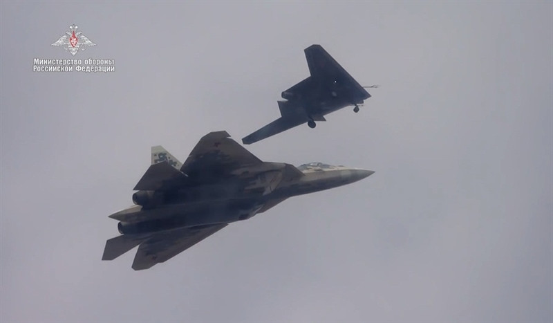 Kiểu ống xả này dường như mâu thuẫn với ống hút phía trước. Và rất có thể Nga đồng thời thử nghiệm động cơ AL-41F và động cơ thế hệ mới với kiểu ổng xả phẳng trên dòng máy bay tấn công không người lái này.