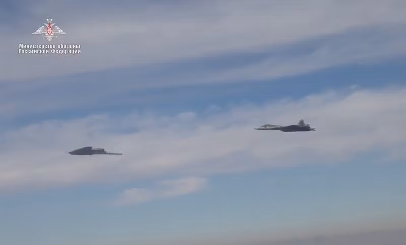 Chiếc Su-70 có thể mang nhiều loại vũ khí khác nhau cả khoang trong thân và mấu treo bên ngoài tùy theo yêu cầu nhiệm vụ. Để tiêu diệt radar của đối phương, Su-70 có thể được lắp tên lửa không đối đất chống radar siêu âm X-58 của Su-57 (với tầm bắn khoảng 260 km).