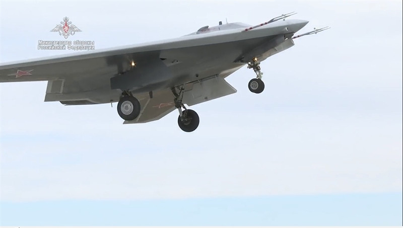 Điểm làm nên sự đặc biệt của chiếc UCAV này là chúng có khả năng quan sát mặt đất rất tốt dù bay ở độ cao lớn. Do được thiết kế với kiểu cánh bay và được sản xuất bằng vật liệu chống phản xạ radar giúp cho chiếc Su-70 có thể dễ dàng vượt qua lưới lửa phòng không đối phương một cách an toàn để thực hiện nhiệm vụ.