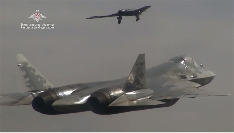 Là dòng UCAV hạng nặng nhất của Nga, chiếc máy bay này nặng khoảng 25 tấn, trọng lượng này nặng gần gấp đôi chiếc tiêm kích F-16 do Mỹ sản xuất. Điểm đặc biệt trong hình ảnh được Nga công bố là Su-70 được bay thử với hệ thống động cơ có ống xả tròn.