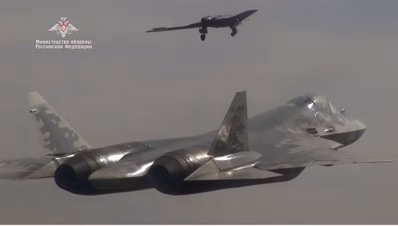 Là dòng UCAV hạng nặng nhất của Nga, chiếc máy bay này nặng khoảng 25 tấn, trọng lượng này nặng gần gấp đôi chiếc tiêm kích F-16 do Mỹ sản xuất. Điểm đặc biệt trong hình ảnh được Nga công bố là Su-70 được bay thử với hệ thống động cơ có ống xả tròn.