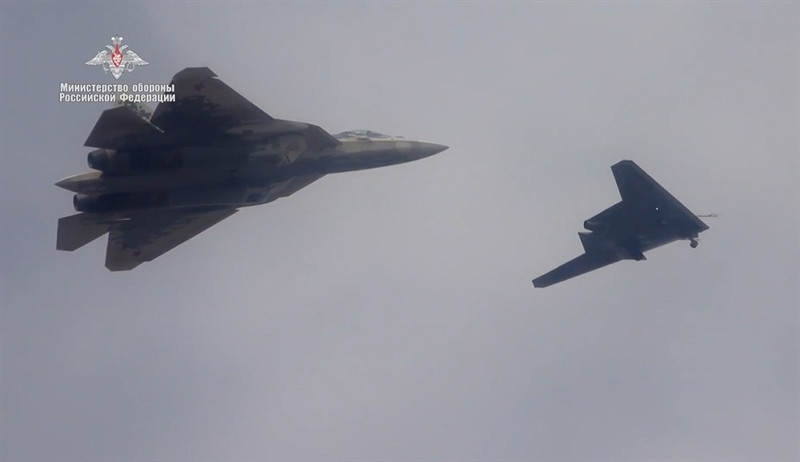 Bởi theo hình ảnh về chiếc máy bay này xuất hiện tại Syria hồi đầu năm 2019 cho thấy, Su-70 đã được trang loại động cơ với thiết kế ống xả phẳng tương tự trên chiếc X-47B của Hải quân Mỹ.