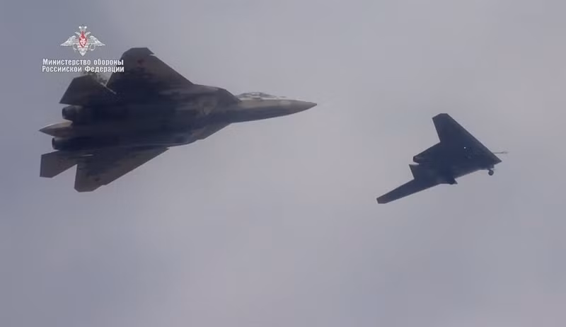 Bởi theo hình ảnh về chiếc máy bay này xuất hiện tại Syria hồi đầu năm 2019 cho thấy, Su-70 đã được trang loại động cơ với thiết kế ống xả phẳng tương tự trên chiếc X-47B của Hải quân Mỹ.