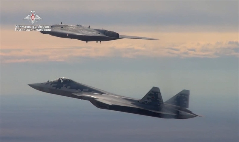 Một tên lửa tầm thấp cận âm X-35 sẽ chứng minh hiệu quả chống lại các mục tiêu trên biển. Ngoài ra, ciheecs UCAV này có thể được trang bị 4 tên lửa siêu âm X-74M2 đã được cải tiến và 8 quả bom điều chỉnh KAB-250.