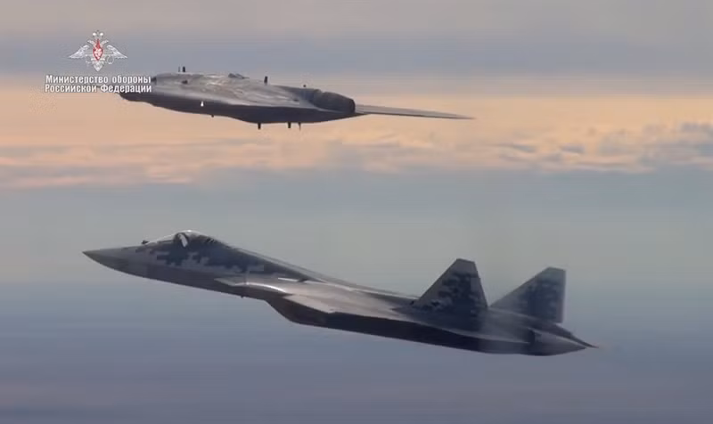 Một tên lửa tầm thấp cận âm X-35 sẽ chứng minh hiệu quả chống lại các mục tiêu trên biển. Ngoài ra, ciheecs UCAV này có thể được trang bị 4 tên lửa siêu âm X-74M2 đã được cải tiến và 8 quả bom điều chỉnh KAB-250.