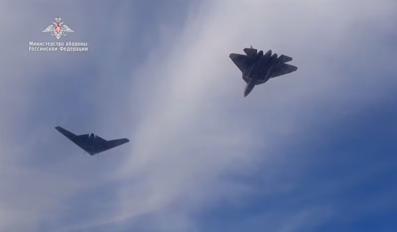 Kiểu ống xả này giúp cho Su-70 tăng khả năng tàng hình lên rất nhiều và biến nó thành dòng UCAV tấn có khả năng tấn công hàng đầu thế giới hiện nay. Sải cánh của máy bay không người lái này là 19 mét. Chiều dài 14 mét. Su-70 có thể đạt vận tốc cực đại 1,4 nghìn km/h, phạm vi hoạt động sẽ là 5 nghìn km.