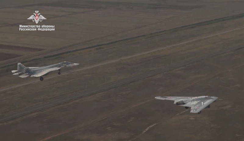 Đồng thời, với khả năng trang bị tên lửa không đối không của nó, một tốp máy bay này cùng với các chiến đấu cơ Su-57, Su-35 sẽ là nỗi kinh hoàng với bất cứ chiến đấu cơ nào có ý định xâm phạm không phận của Nga, dù đó là F-22 hay F-35 của Mỹ.