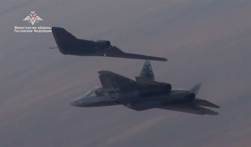 Hình ảnh được công bố nằm trong buổi thử nghiệm khả năng phối hợp tác chiến giữa hai dòng máy bay tối tân hàng đầu của Không quân Nga. Chi tiết cuộc không được tiết lộ nhưng giới quân sự Nga khẳng định, Su-57 và máy bay tấn công không người lái (UCAV) Okhotnik (phương Tây gọi là Su-70) thực hiện nhuần nhuyễn những yêu cầu đặt ra.