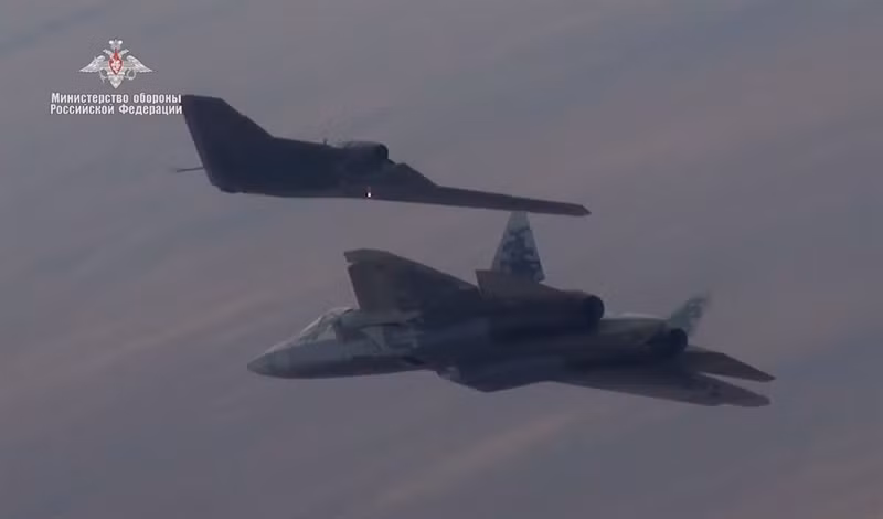Hình ảnh được công bố nằm trong buổi thử nghiệm khả năng phối hợp tác chiến giữa hai dòng máy bay tối tân hàng đầu của Không quân Nga. Chi tiết cuộc không được tiết lộ nhưng giới quân sự Nga khẳng định, Su-57 và máy bay tấn công không người lái (UCAV) Okhotnik (phương Tây gọi là Su-70) thực hiện nhuần nhuyễn những yêu cầu đặt ra.