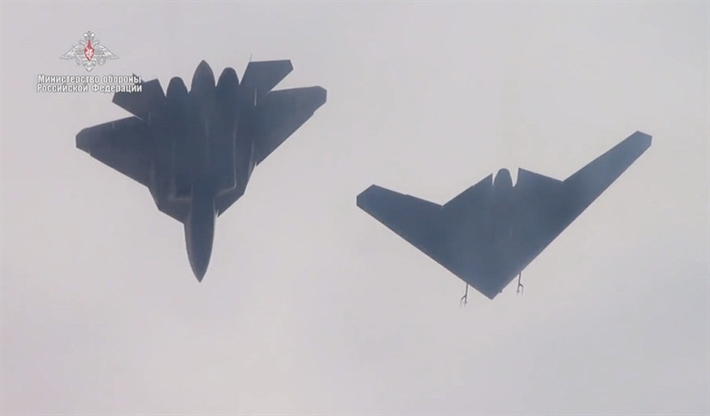 Với hỏa lực như vậy, Nga sẽ áp dụng chiến thuật dùng một tốp máy bay không người lái tấn công gồm khoảng 20-30 chiếc, được sự yểm trợ bởi 2 hoặc 3 chiếc Su-57 để tiến hành các cuộc tấn công nhóm hỗn hợp, gây ra thiệt hại không thể khắc phục đối với cơ sở hạ tầng của một kẻ thù tiềm năng.